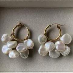 LILYS 淡水パールペタルピアス - メルカリ