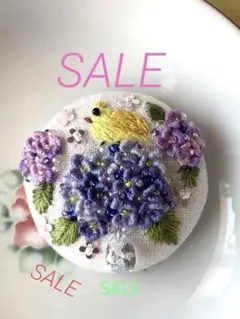 くるみボタン刺繍ブローチ ユキヤナギのブローチ handmade - メルカリ