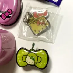ハローキティ リボンブリキ缶 Sanrio チャーム　ピンバッジ