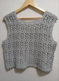 薄グレーのかぎ針編みノースリーブベスト