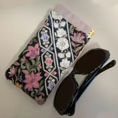 インド刺繍リボン　メガネケース　バネ口　黒ピンクK