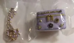 ジルスチュアート　ミニブローチバニティーキーホルダー2 パープル　ガチャガチャ