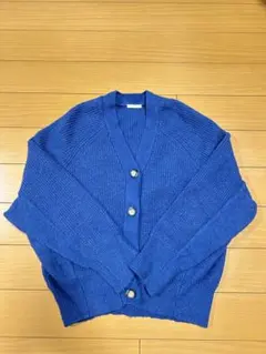 青いリブ編みボタン付きカーディガン