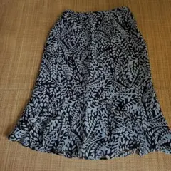 LANTANA ランタナ　フレアスカート　黒とグレーの葉柄　ひざ下丈