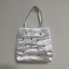ACCOMMODE サテン刺繍トートバッグ ホワイト