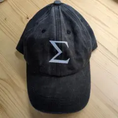 Σロゴ付き黒キャップ