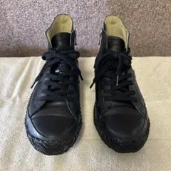 黒のハイカットスニーカー ジッパー付き