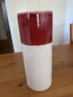赤と白の陶器製花瓶
