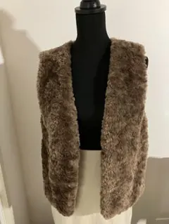 LUCA ルカ　今期も引き継ぎトレンドのフェイクファーベスト（ブラウン）♪