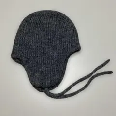 アテンション グレーの耳あて付きニット帽