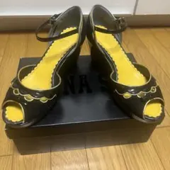 【美品・希少】ANNA SUI アナスイ パテントレザー サンダル 黒×イエローのサムネイル