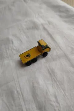 ミニカー 黄色トラック 6輪