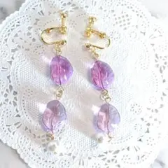 透明感あふれる紫の雫　レジンとパールのイヤリング　ハンドメイド