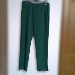 シーンのグリーンパンツ