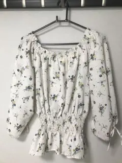 アーバンリサーチ　カットソー　花柄　オフショルダーのサムネイル