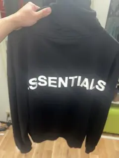 ESSENTIALS ブラック フード付きパーカー