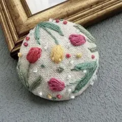 ハンドメイド　刺繍ブローチ　チューリップ　くるみボタン