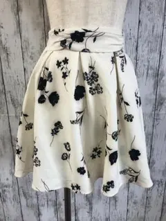 MAJESTIC LEGON フレアスカート インナーパンツ付 S 白 黒 花柄