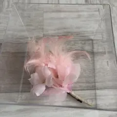 ピンクの花と羽根のブローチ