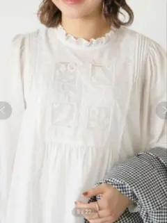 【新品タグ付き】サマンサモスモス ボイル鳥刺繍ブラウス オフホワイト