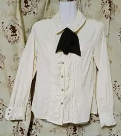 アクシーズファム　アイボリー フリルリボン付きシャツ