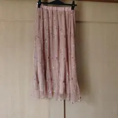 ピンク刺繍入りプリーツスカート