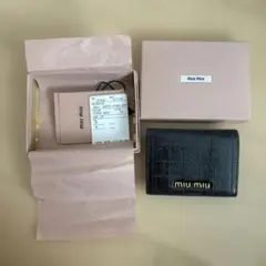 miu miu ブラック 三つ折り財布のサムネイル