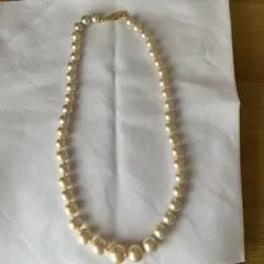 クリーム色の真珠ネックレス
