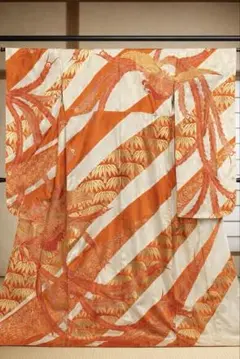 サ*コ様 華やかな振袖オレンジきなり系孔雀刺繍×金彩　紋意匠　共八掛　小シミあり