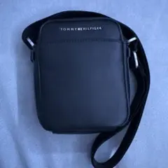 TOMMY HILFIGER ブラックショルダーバッグ
