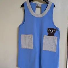 クマ刺繍付き青色エプロン