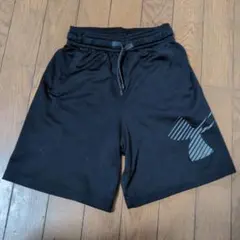 黒のハーフパンツ ロゴ入りアンダーアーマー