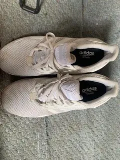 adidas ホワイト スニーカー　おしゃれ　ファッション　靴　箱無し