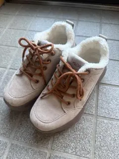 ベージュ 厚底スニーカー ファー付き