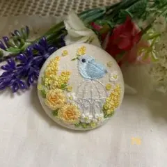ハンドメイドくるみボタン刺繍ブローチ♡bird cageと小鳥さん