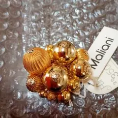 金色のブローチ