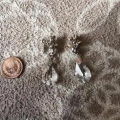 クリスタルドロップ型イヤリング