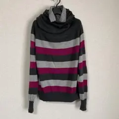 ストライプデザインのドレープネックニット