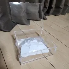 アクリル収納ボックスとハート型チップ