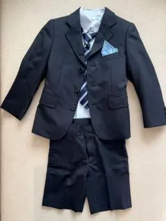 黒ストライプのフォーマルスーツ（ショートパンツ、シャツ、ネクタイ付き）