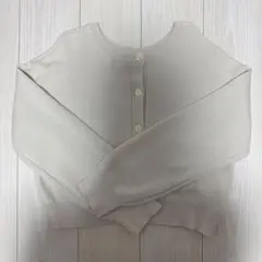 アイボリー ボタン付き ニットカーディガン