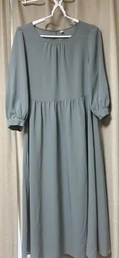 UNIQLO ロングワンピースMサイズ　パフスリーブ グリーン裏地キャミ付き