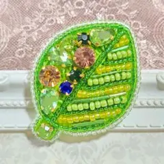 【葉っぱのブローチ】ハンドメイド　ビーズ刺繍　夏　爽やか　おしゃれ　かわいい