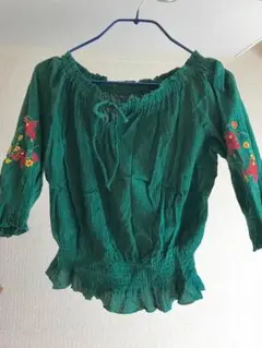 オフショルダー花柄刺繍ブラウス