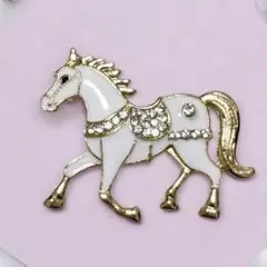 【送料無料】2026年の干支　美しい馬モチーフのブローチ　ピンバッジ　白馬