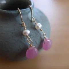 14kgf ピンクカルセドニーのフラワーカービングピアス - メルカリ