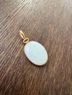 ホワイトオパール オーバルチャーム ゴールド