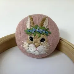 ハンドメイド刺繍ブローチ　853 花冠をつけたウサギさん