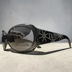 DIOR ラインストーン　サングラス　ライトカラー　ロゴ　装飾　ブラック　黒縁のサムネイル