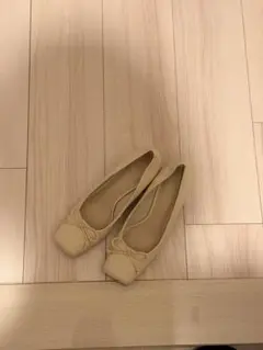 CHARLES & KEITH スクエアトゥ パンプス アイボリーのサムネイル